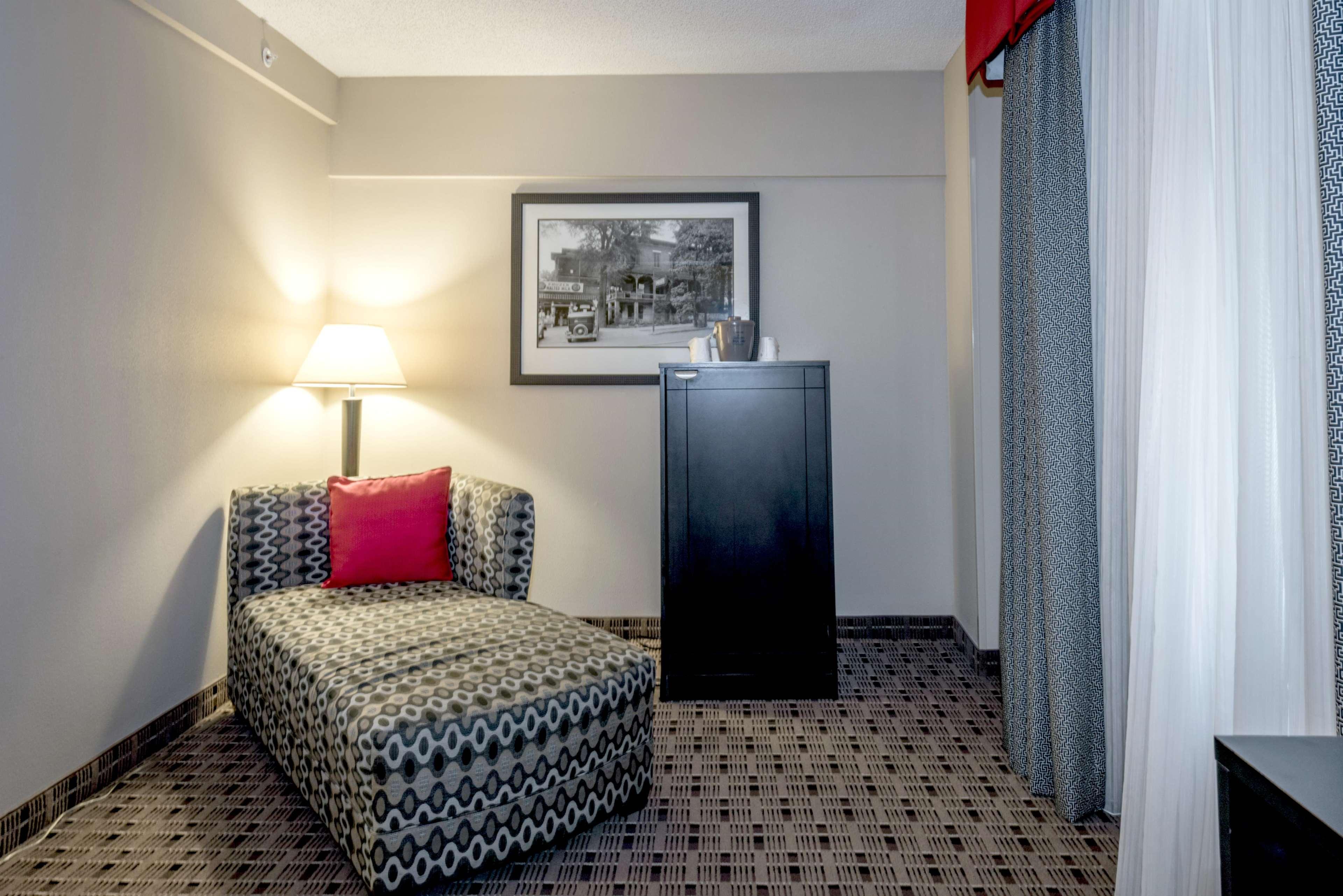 Hampton Inn & Suites Montgomery-Downtown Exterior foto